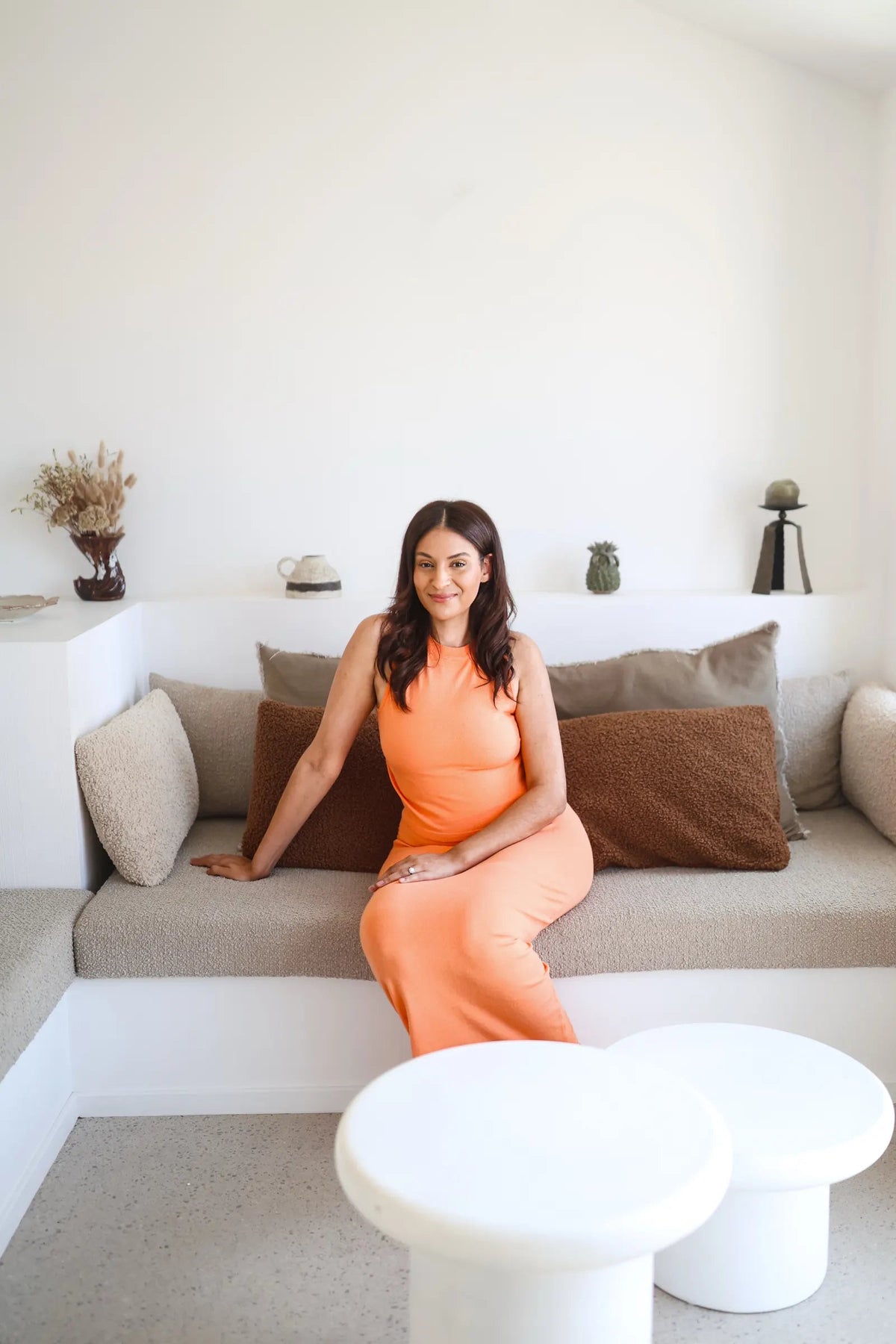 Sarah, fondatrice de My Naturel Ova, assise dans un salon lumineux